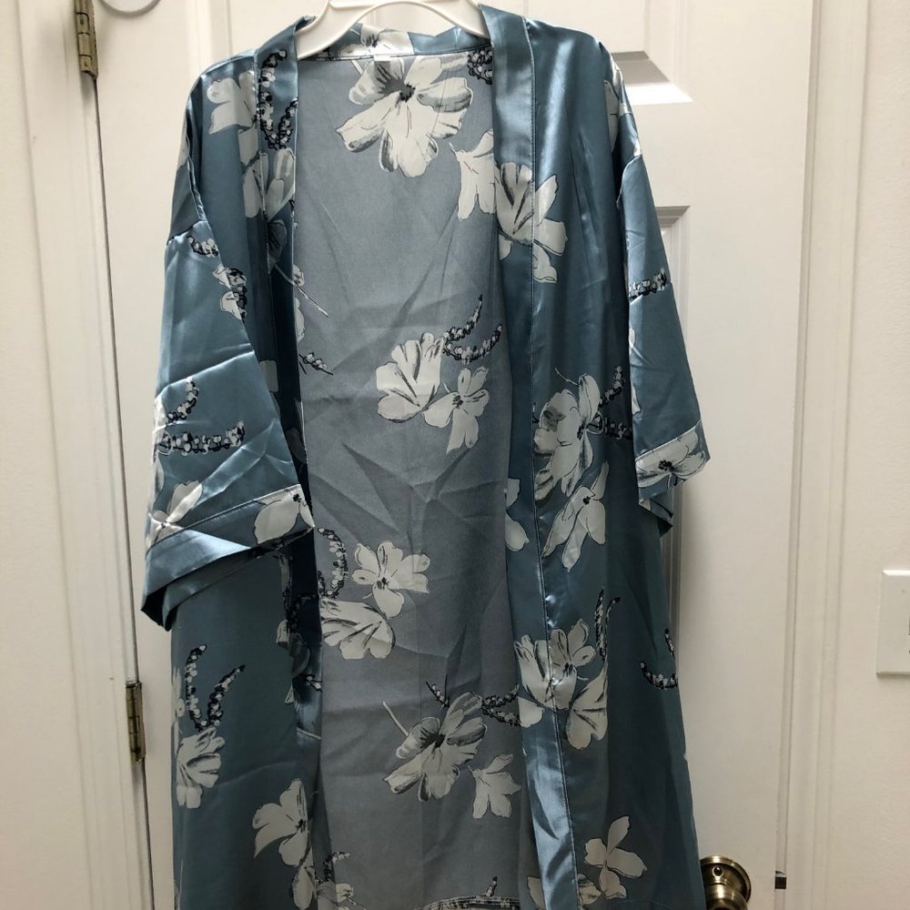 Silky Robe blue flower pattern Size: M - Picture 1 of 1